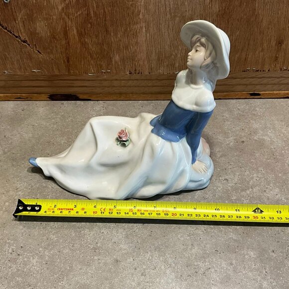 Vintage Dalia Lady Figurine, Handcrafted Porcelain, Made in Mexico - Picture 9 of 10